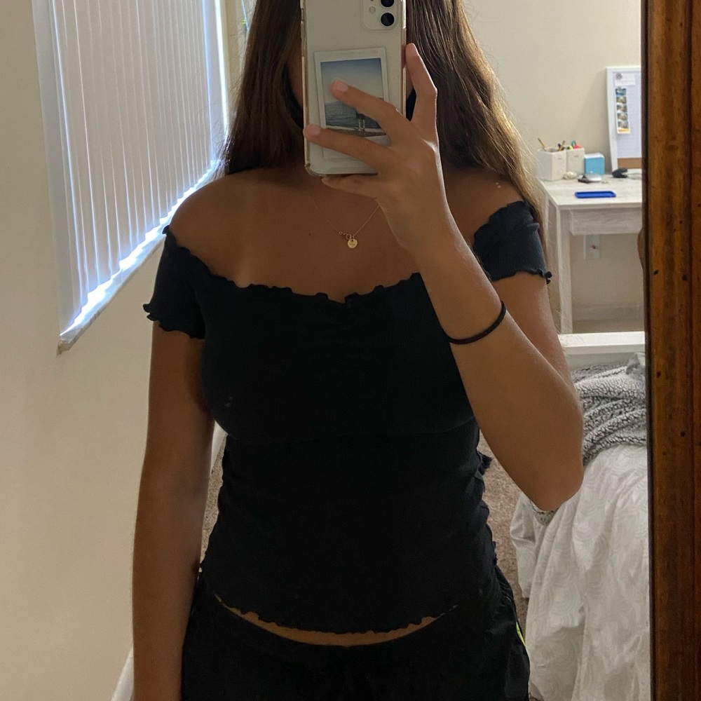 Off the shoulder Hollister top